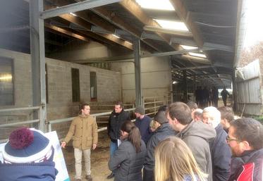 Maxime Tondellier et Simon Traulle exposent les différentes composantes de la marge brute laitière.