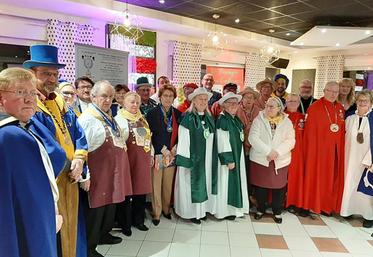 Derrière un apparent folklore, le monde des confréries gastronomiques est finalement bien structuré et occupe une place singulière dans la défense de spécialités ancestrales.