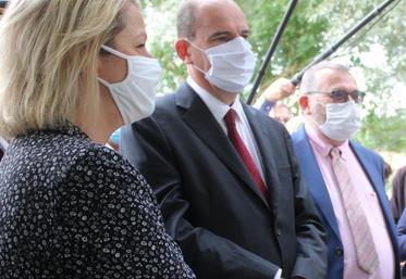La ministre de la Transition écologique, masquée (à gauche), avec le Premier ministre Jean Castex et Joël Giraud, secrétaire d'Etat à la Ruralité, dans la Somme en août dernier.