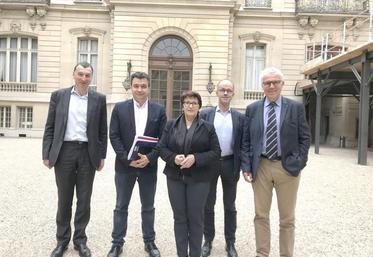 La délégation qui s’est rendue à la rencontre de Rebecca Peres. De gauche à droite : Christian Durlin (Chambre d’agriculture Nord-Pas-de-Calais), Laurent Degenne (FRSEA Hauts-de-France), Christiane Lambert (présidente FNSEA), 
Olivier Dauger (Chambre régionale des Hauts-de-France), Arnaud Delacour (UNPT).