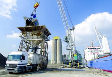 Déchargement au port de Rouen d'un bateau de phosphate en provenance de Tunisie.