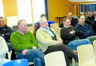 Les participants à l'assemblée de Villers-Bocage.