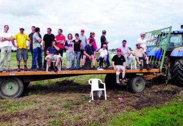 L’équipe des jeunes agriculteurs et leur construction à voir… du ciel.