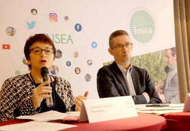 Christiane Lambert, présidente de la FNSEA, et Jérôme Despey, secrétaire général de la FNSEA, le 19 mars, lors de la conférence de presse pour présenter le 73e congrès de la FNSEA.