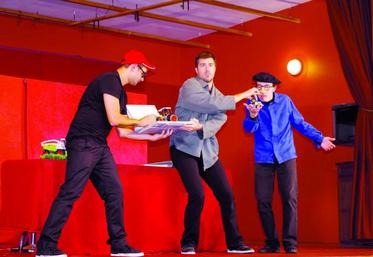 Les acteurs ont traité par l'humour les risques psycho-sociaux pour susciter un début de prise de conscience parmi les spectacteurs.