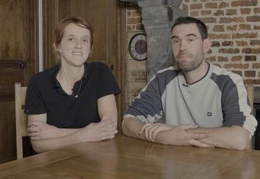 Débâcher, découper, acheminer dans l’auge mobile : en 2h15, la ration est distribuée pour cinq jours !