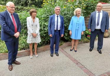 La liste conduite par Laurent Somon (au centre) est composée de Georges Dufour, Françoise Maille-Barbare, Isabelle de Waziers, et Alain Baillet.