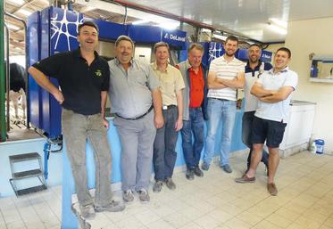 Les associés de la SCL O’Lait, Jérôme Humblet, Pierre et Marc-Alexandre Delcourt, Pascal, Martin et Pierre Lévèque et Thierry Briet dans un de leurs blocs traite.