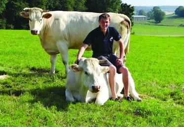 Damien avec Eglantine et Félicie, deux de ses protégées