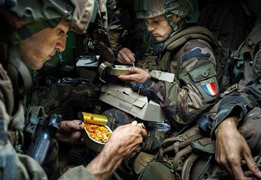 Photo d’Édouard Élias montrant des légionnaires français mangeant leur ration dans leur VAB.