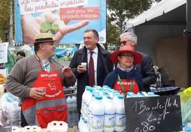 Des syndiqués de la Somme participaient à la mobilisation : Bertrand Roucou, Marie-Françoise Lepers et Dominique Dengreville en compagnie de Daniel Dubois, sénateur de la Somme.