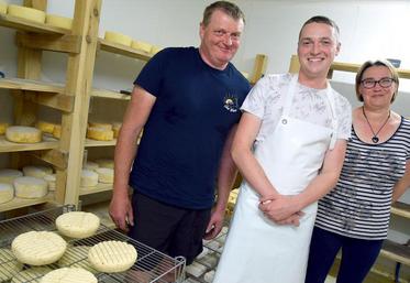 Tristan est à la fabrication des fromages.