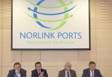 De g. à d. : François Lavallée, président de la CCI Littoral Hauts-de-France, Stéphane raison, président du directoire de Dunkerque-port, Bruno Fontaine, président 
de Norlink, Philippe Hourdain, président de la CCI Hauts-de-France.