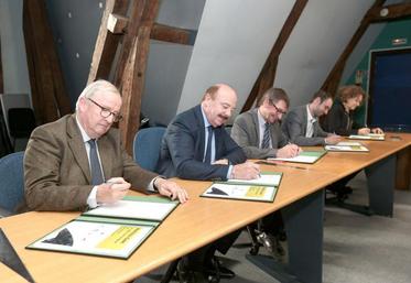 Bernard d’Avout, président du SDPPR 80, Alain Gest, président d’Amiens Métropole, Daniel Roguet, président 
de la Chambre d’agriculture de la Somme, Edouard Brunet, président des JA de la Somme, Françoise Crété, présidente 
de la FDSEA 80.