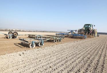 Le travail du sol et le semis sont des travaux agricoles considérés comme des activités commerciales.