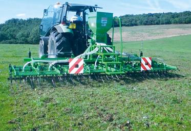 Pour réaliser un sursemis, il est possible d’utiliser un semoir spécifique ou le semoir à céréales en prenant la précaution 
de relever les socs ou repousser les descentes afin de réaliser un semis à la volée.