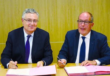 Jacques Creyssel (FCD) et Philippe Mangin (Coop de France) lors de la signature de l'accord-cadre du 23 septembre dernier.