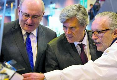 Phil Hogan (à gauche) lors de sa visite au Salon de l'agriculture.