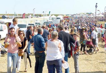 «On reproche aux agriculteurs d’être des “taiseux“, expliquait Françoise Crété. Plaine en fête est l’occasion idéale 
de discuter.» La foule est venue nombreuse à la rencontre du monde agricole.