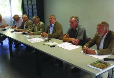 Yves Butel (au centre), entouré des responsables de la Fédération des chasseurs de la Somme : «une année catastrophique pour la perdrix».