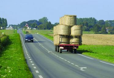 La largeur du chargement d'un véhicule ne doit nulle part dépasser 2,55 mètres, sinon des règles de circulation particulières s’appliquent, notamment toute la signalisation complémentaire obligatoire.