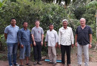 Vincent Yver (3e en partant de la gauche) en compagnie des membres de la Fédération des agriculteurs pour la promotion de l’entreprise agricole familiale (Faec).
