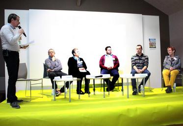 Emmanuel Béguin, de l’Institut de l’élevage, Vincent Delargillière, éleveur laitier en conversion bio, Julien Degry, jeune éleveur laitier en société avec ses parents, Dominique Rollier, ancien éleveur devenu coach, Jocelyne Machefer, conseillère à la Chambre régionale d’agriculture des Hauts-de-France, et Marylise Blancart, éleveuse avec son époux et un salarié et responsable du Service de remplacement de l’Oise.