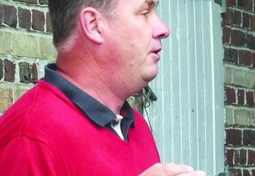 Hubert Fréville, exploitant à Grandfresnoy (Oise), fait partie du réseau d'observateurs. Toutes les semaines, il relève et identifie les insectes piégés en parcelles.