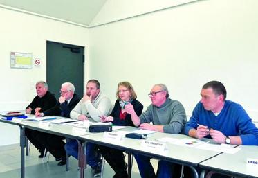 De gauche à droite : Eric Capron, maire de Creuse ; Jean-Jacques Stoter, conseiller départemental ; Pascal Gonzales, trésorier ; Isabelle Marquant, secrétaire générale de l’association ; Jean-Pierre Guénard, président de l’association ; 
et Denis Blervaque, vice-président.