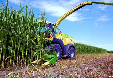 L’éclateur est logé entre le rotor et la souflerie. Pour la récolte de l’herbe, il s’escamote automatiquement ou manuellement, suivant les marques, pour laisser la place à un canal spécifique.