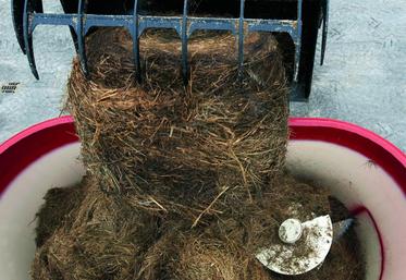 L’avantage des mélangeuses à vis verticales réside dans leur 
capacité à absorber des balles entières de fourrage.