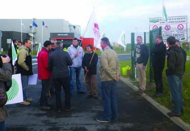 Les producteurs devant l'établissement Fleury Michon.
