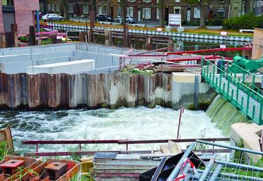 Travaux en cours sur le barrage du Pendu, à Amiens. Coût estimé des travaux : 2,4 millions pour le barrage, 710 000 € pour la création d’une passe à poissons, 32 000 € pour celle d’une passe à anguilles. Fin des travaux : fin décembre 2015.