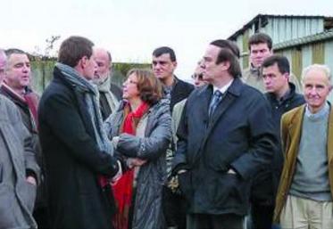 Les responsables professionnels entourant le préfet, Jean-François Cordet, lors de la visite de l’exploitation.