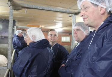 Rencontre entre la Région et les réprésentants de la filière porcine régionale sur l’exploitation de Sébastien Ley, à Socx, dans Nord, le 12 juin dernier.
