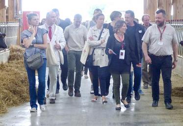 Soixante-dix professionnels ont visité l’exploitation des Leleu, à Saint-Fuscien, et ont échangé avec une quinzaine de producteurs.