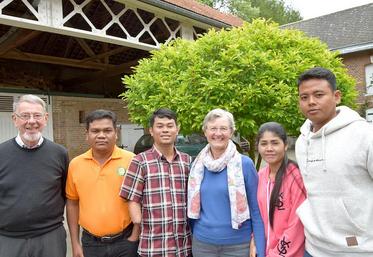 De gauche à droite : Pierre Mille, Sony Pen (directeur de la Faec), Thak Ponlork (jeune agriculteur), Annie Mille (membre 
de l’Afdi Hauts-de-France), Thou Sina (jeune agricultrice) et An Chamkomar (coordinateur Faec avec l’Afdi).