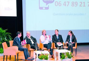 Table ronde de la matinée. De g. à dr. : Gaël Peslerbe, directeur de Novial, Gérald Aubineau, directeur de Courtagrain, Katrine Lecornu, éleveuse laitière dans le Calvados et présidente de European Dairy Farmer, Frédéric Chausson, directeur du développement coopératif Sodiaal, et Céline Leeman-Broyer, secrétaire générale chez Noriap et animatrice de la journée.