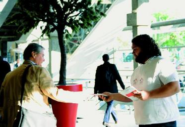 Un éleveur distribue des tracts Viandes de France gare Montparnasse.