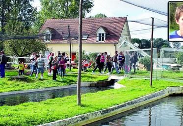 Une pisciculture nécessite un équipement complet, comme par exemple des filets pour se protéger des oiseaux. En médaillon, Nandor Triboulet.