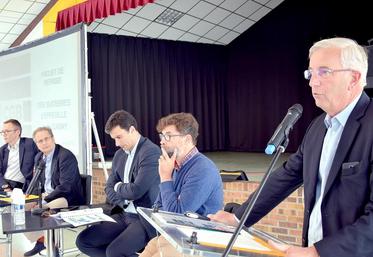 De g. à dr. : Gwenaël Elies, consultant expert finance ; Patrice Saintherant, consultant expert industrie, Pierre Rayé, directeur général de la CGB ; David Brunel, président de la commission interpro d’Eppeville ; Dominique Fievez, président CGB 80.