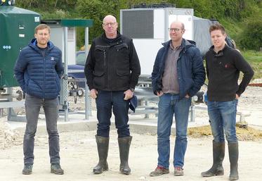 Henri Merlin (à gauche) et les associés du Gaec de Belval (ici, Jean-François, Olivier et Louis Gaffet ; Christophe Lenglet manque à l’appel), lancent leur méthaniseur, qui apportera de la valeur ajoutée à leur exploitation. L’outil devrait produire 200 kWh d’électricité d’ici un mois, puis 250 kWh, revendue à EDF.
