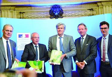 Remise du Plan Recherche et Innovation 2025 à Stéphane Le Foll, le 9 mai.