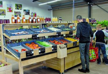 Derrière l’idée de commercialiser en circuits courts ses légumes, s’ouvrent une multitude de possibilités en ce qui concerne les circuits de vente, les gammes de produits, les prix pratiqués, le temps passé à la vente, ou encore la relation aux consommateurs…