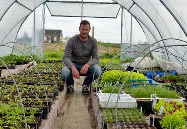 Anthony Sénéchal fait pousser ses plants lui-même. Cette semaine, il devait planter les premiers légumes bio en pleine terre, dans la parcelle de 5 500 m2 qu’il vient d’acquérir.