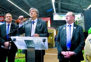 Le ministre de l’Agriculture s’est exprimé lors de l’inauguration du stand de l’Odyssée végétale. Il est entouré par Christophe Terrain, président de l’Agpm, et Eric Lainé, président de la CGB.