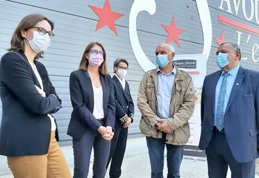 La ministre de la Transformation et de la Fonction publiques (à gauche) a fait étape la semaine dernière dans la Somme à la rencontre des élus locaux pour s’assurer de la bonne mise en place du plan de relance.