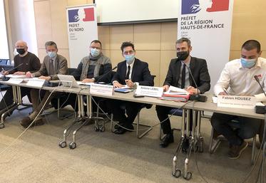 Le préfet des Hauts-de-France entouré des représentants des syndicats agricoles (bailleurs et preneurs), de la propriété privée, de la DDTM et des notaires  du Nord-Pas de Calais.