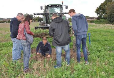 Explications sur les effets de l’agriculture de conservation sur les sols lors de la «Journée Patrimoine Sol» de l’Apad Picardie en 2017.