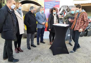 La signature du premier Contrat initiative emploi de la Somme dans le secteur agricole s’est effectuée en grandes pompes, la semaine dernière. 